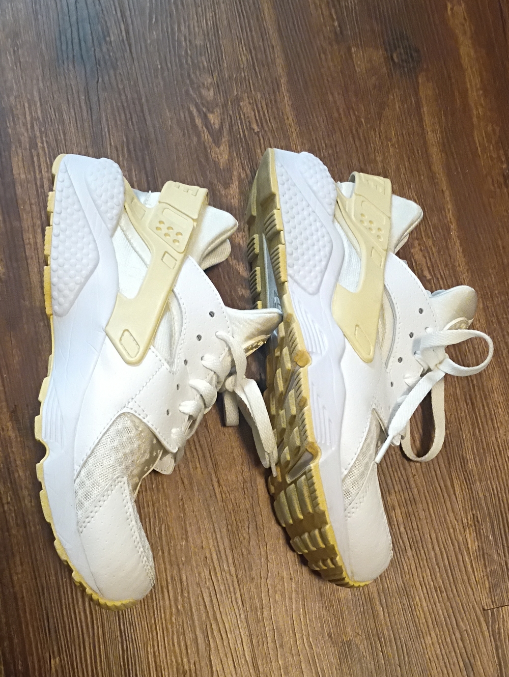 Nike Women 9 Haraches White Sneakers with Light Cream Accents Athletic Walking